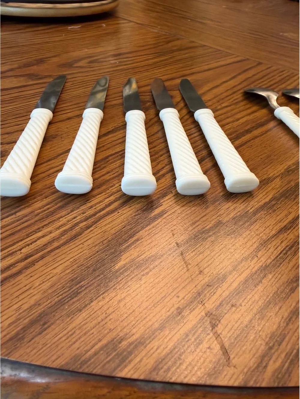 Vintage White Spiral Handle Flatware 5 Knives 2 Spoons Stainless made in China